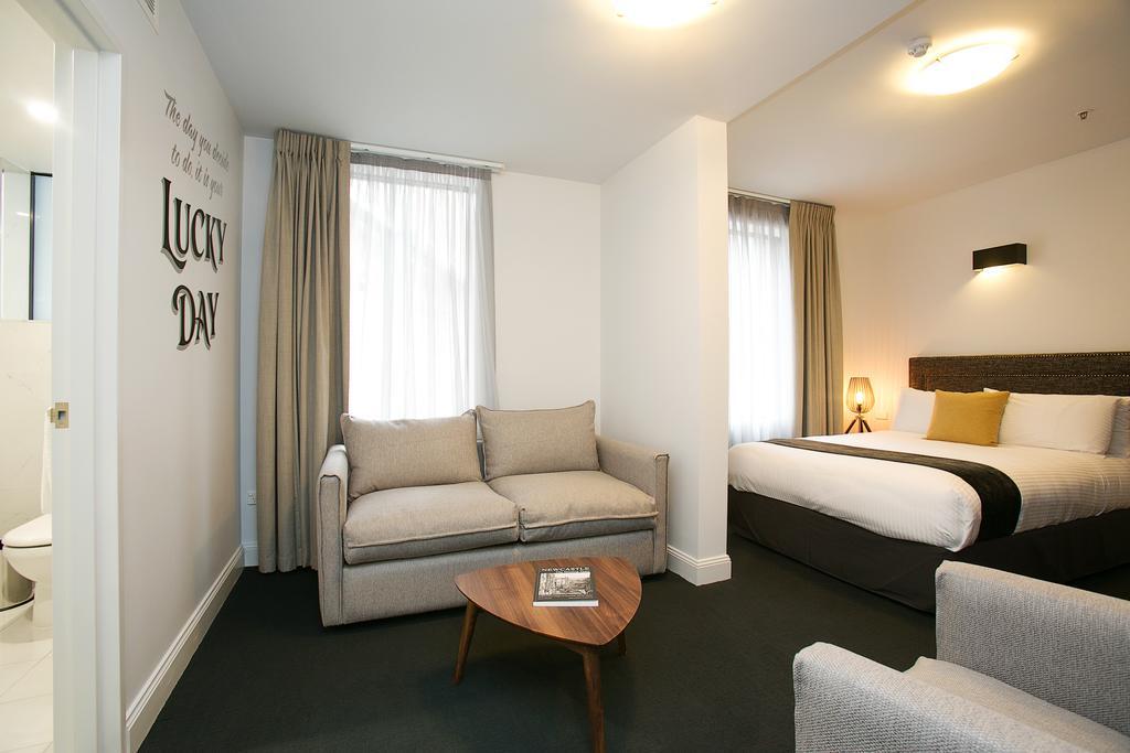 The Lucky Hotel Newcastle Ruang foto